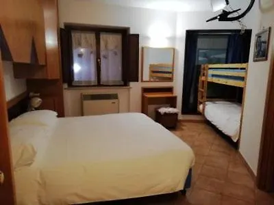 Отель Lo Scoiattolo Рокказаро