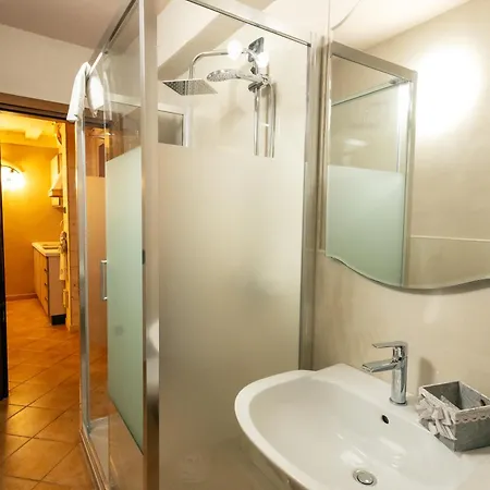 Lo Scoiattolo Отель Рокказаро