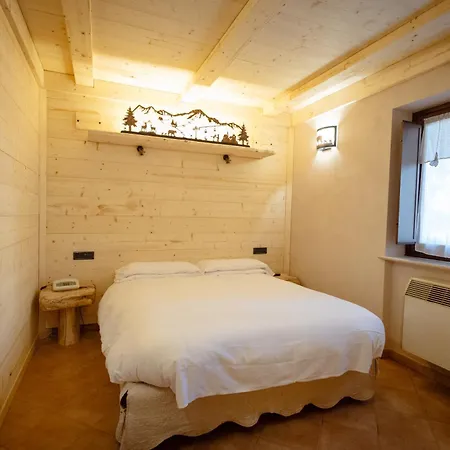 Lo Scoiattolo Отель Рокказаро