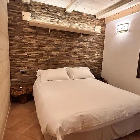 Lo Scoiattolo Отель Рокказаро