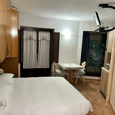 Lo Scoiattolo Отель Рокказаро